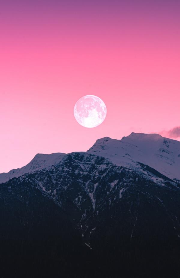 雪山之巅粉色天空挂着明亮圆月唯美壁纸