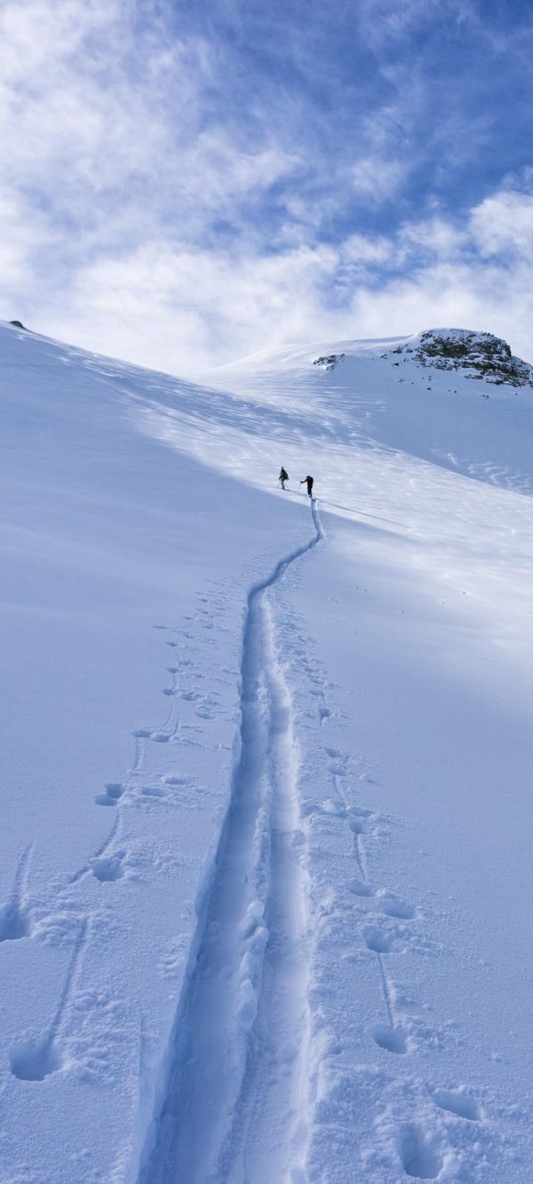 登山者与厚厚积雪覆盖成就最美风景