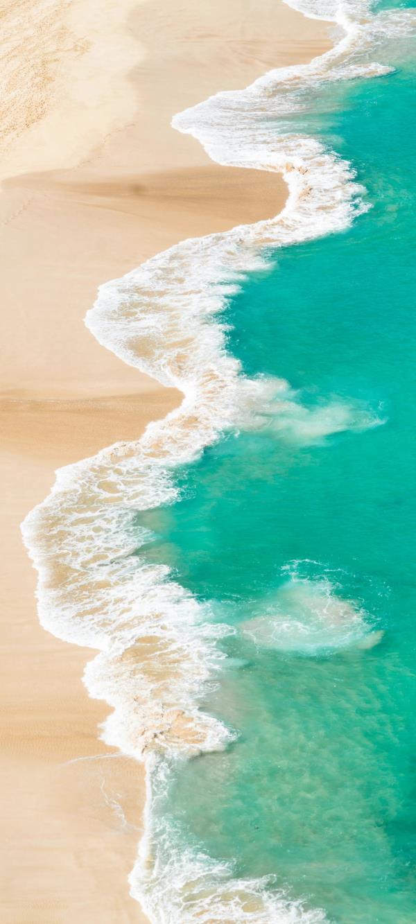 海边白色的浪花冲击海滩十分好看唯美风景壁纸