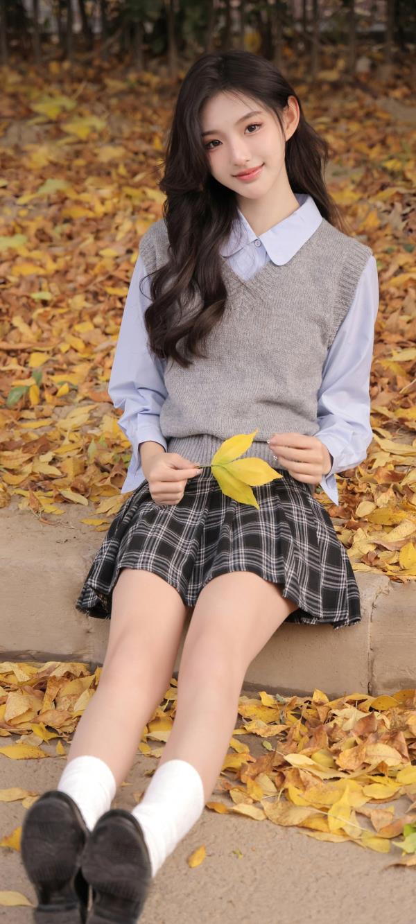 穿着校服的可爱美女秋季路边捡落叶手机壁纸