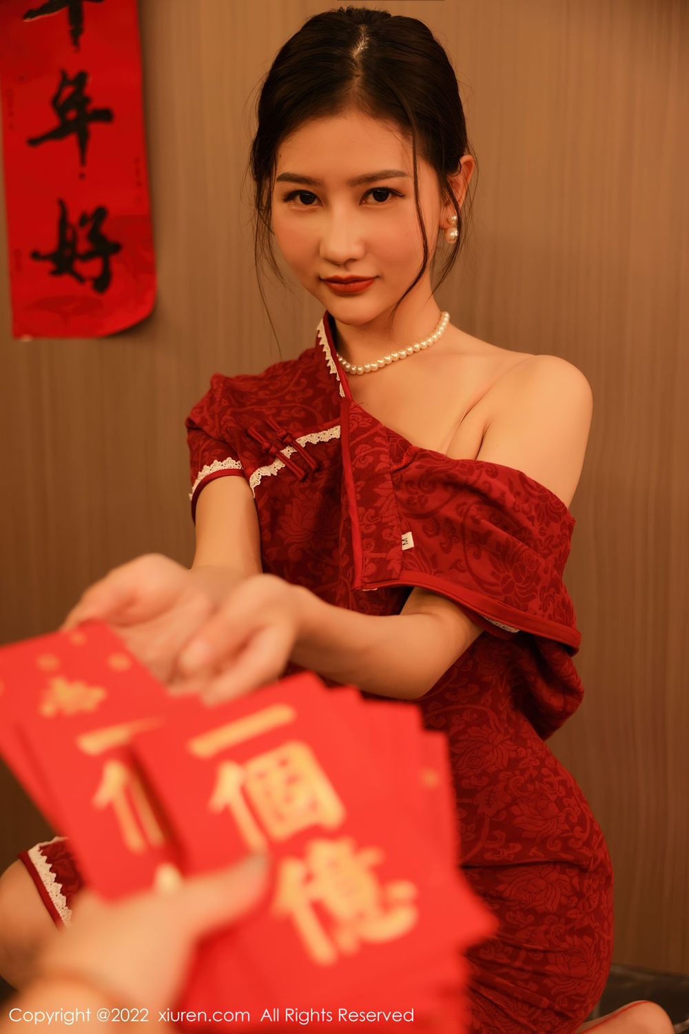 秀人网美女模特尹甜甜红色喜庆旗袍熟女气息新年主题写真