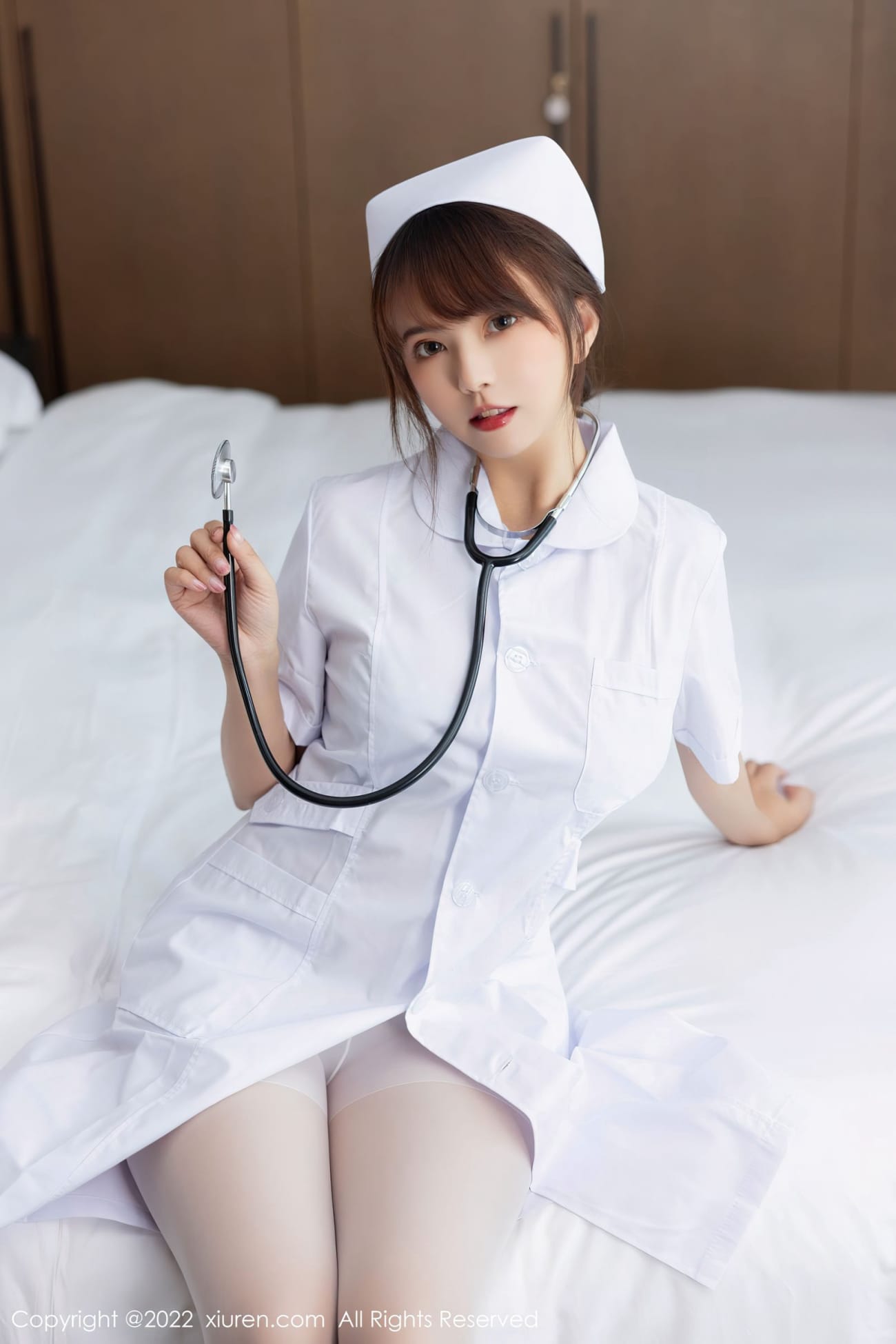 秀人网美女模特张思允Nice白色护士服搭配丝袜系列性感写真