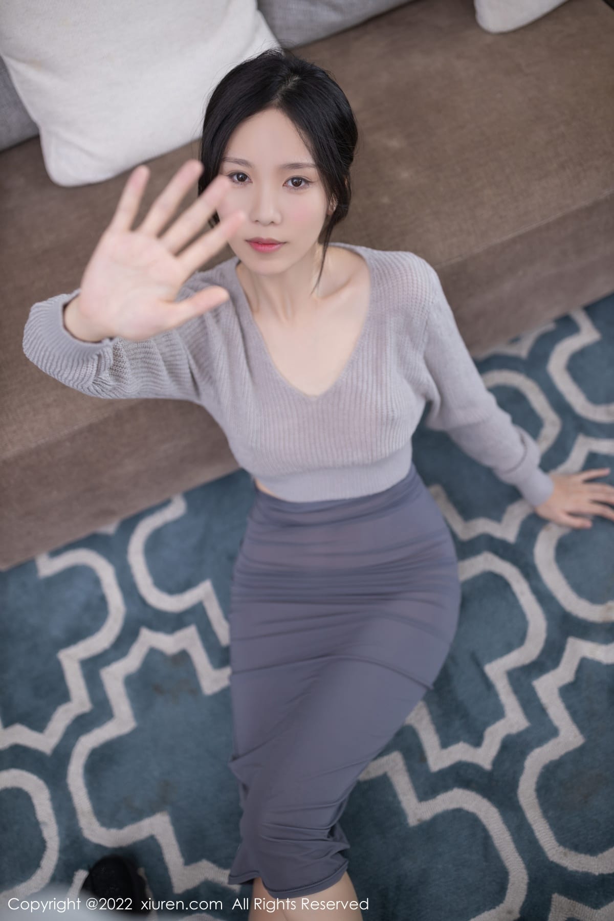 秀人网美女模特抖娘利世灰色毛线上衣素色长裙性感写真