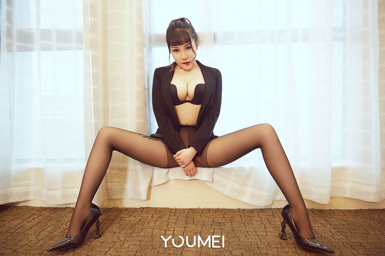 YOUMEI尤美美女模特张团团黑丝美腿傲人双峰内衣诱惑美图