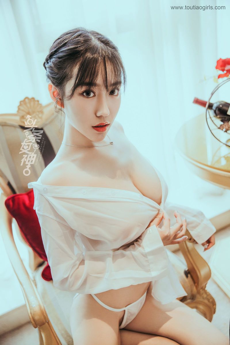 头条女神模特陈亦菲白衬衫丁字裤爆乳美腿内衣诱惑美图