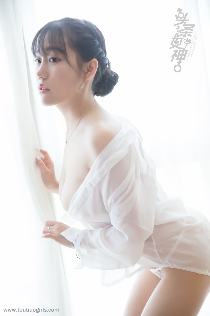 头条女神模特陈亦菲白衬衫丁字裤爆乳美腿内衣诱惑美图