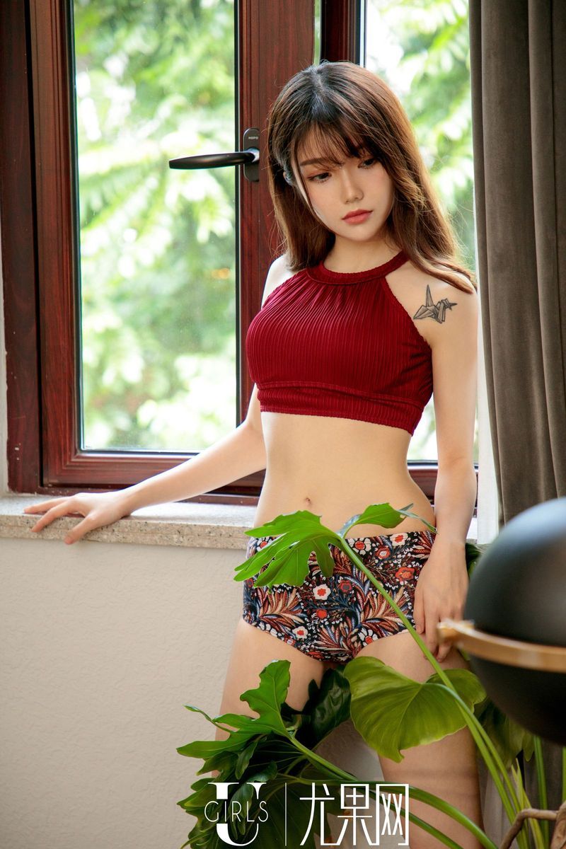 尤果网美女模特泡芙少女忧郁气质楚楚可怜娇羞性感美图