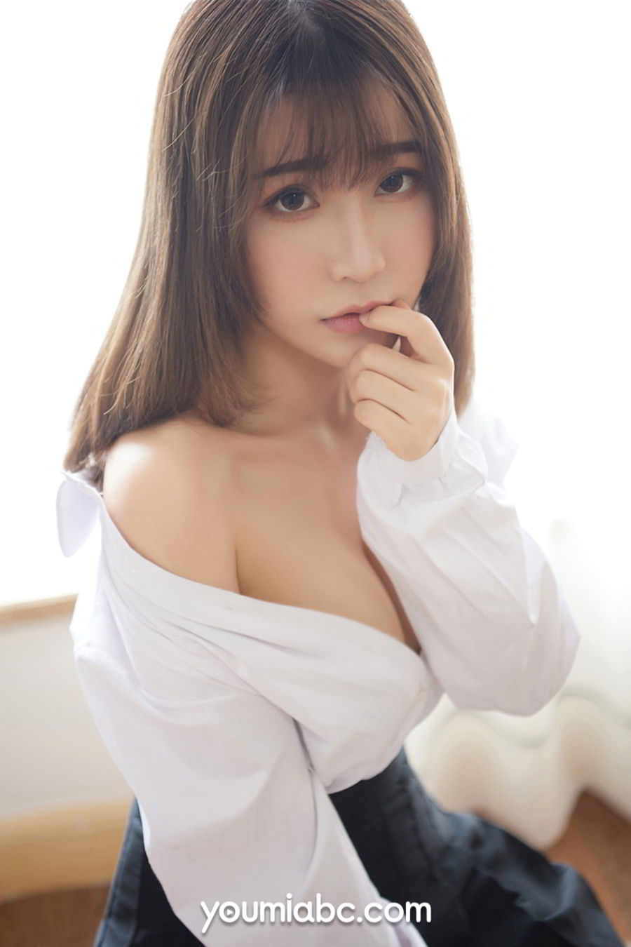 YouMi尤蜜美女模特绯月樱Cherry清纯校服美腿酥胸性感写真