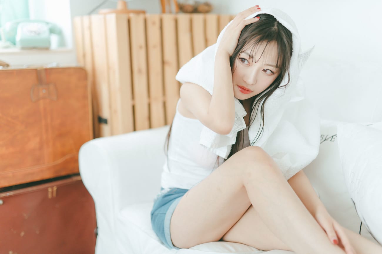 网络美女Shika小鹿鹿牛仔热裤微湿长发系列私房写真