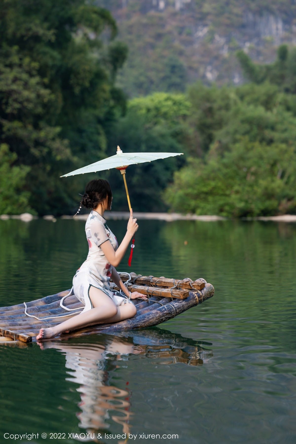 语画界性感女神王馨瑶yanni白色图案旗袍原色丝袜杭州旅拍