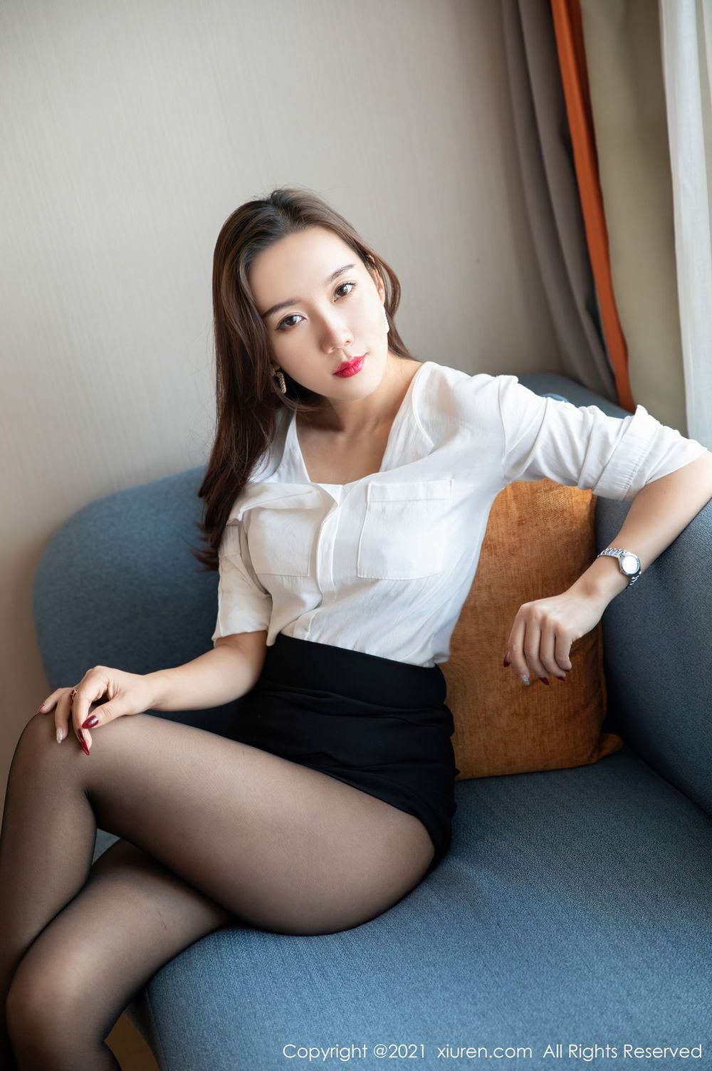 秀人网美女模特艾静香白衬衫黑短裙职场OL黑丝美腿系列写真