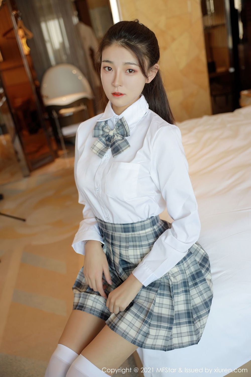 模范学院美女模特Laura苏雨彤纤纤细腿JK格子制服清纯写真