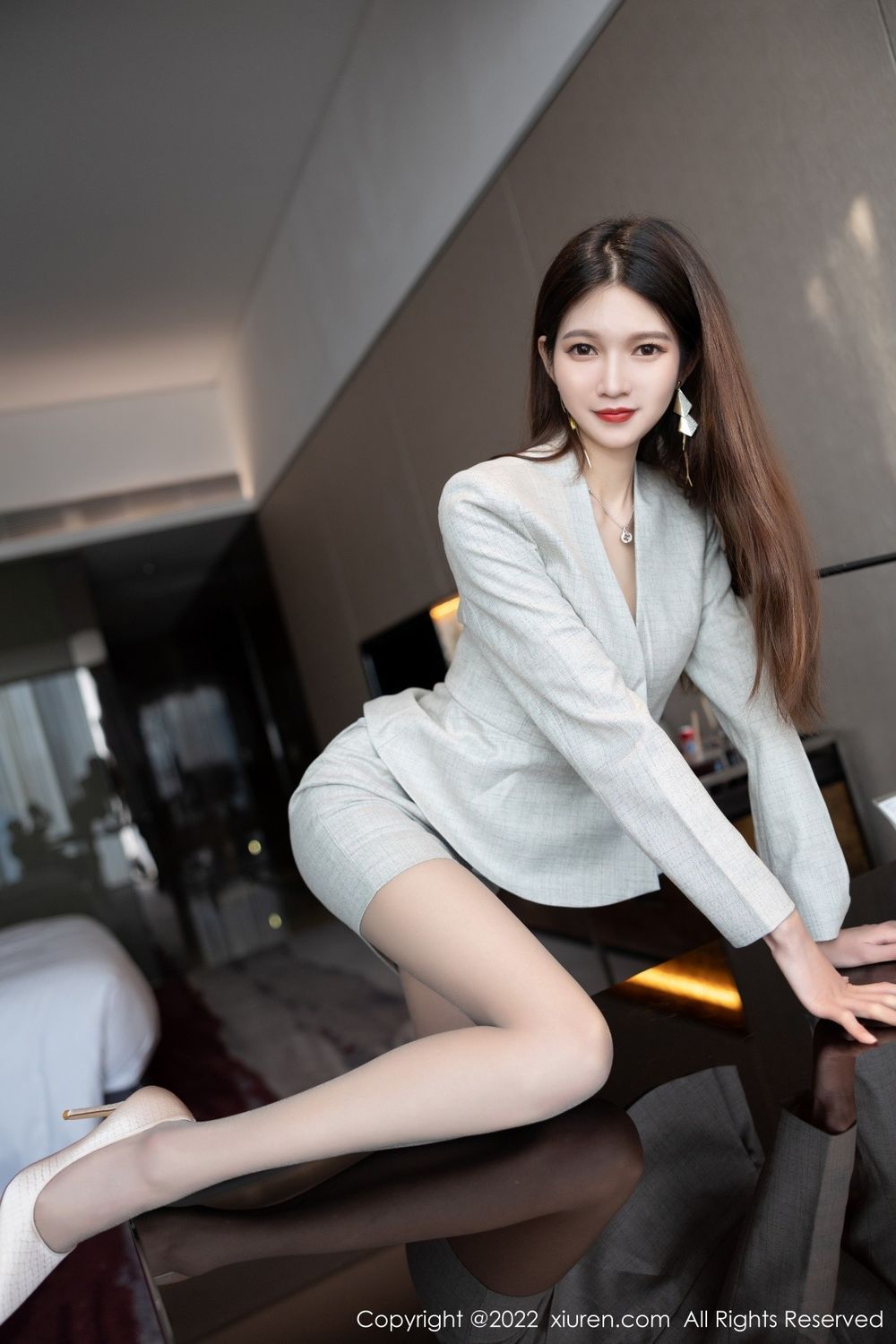 秀人网美女模特程程程-灰色制服搭配短裙职场OL性感写真