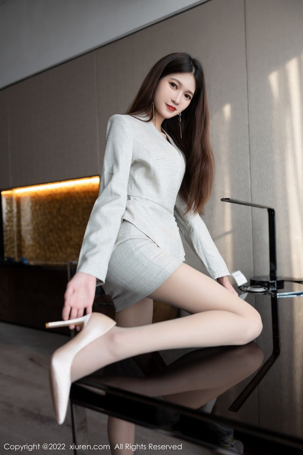 秀人网美女模特程程程-灰色制服搭配短裙职场OL性感写真