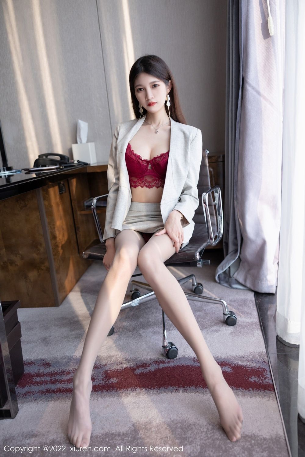 秀人网美女模特程程程-灰色制服搭配短裙职场OL性感写真