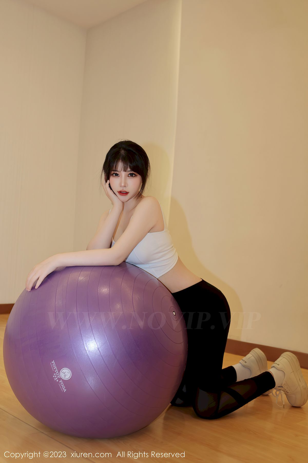 秀人网美女模特桃桃子_白色上衣搭配运动瑜伽裤性感写真