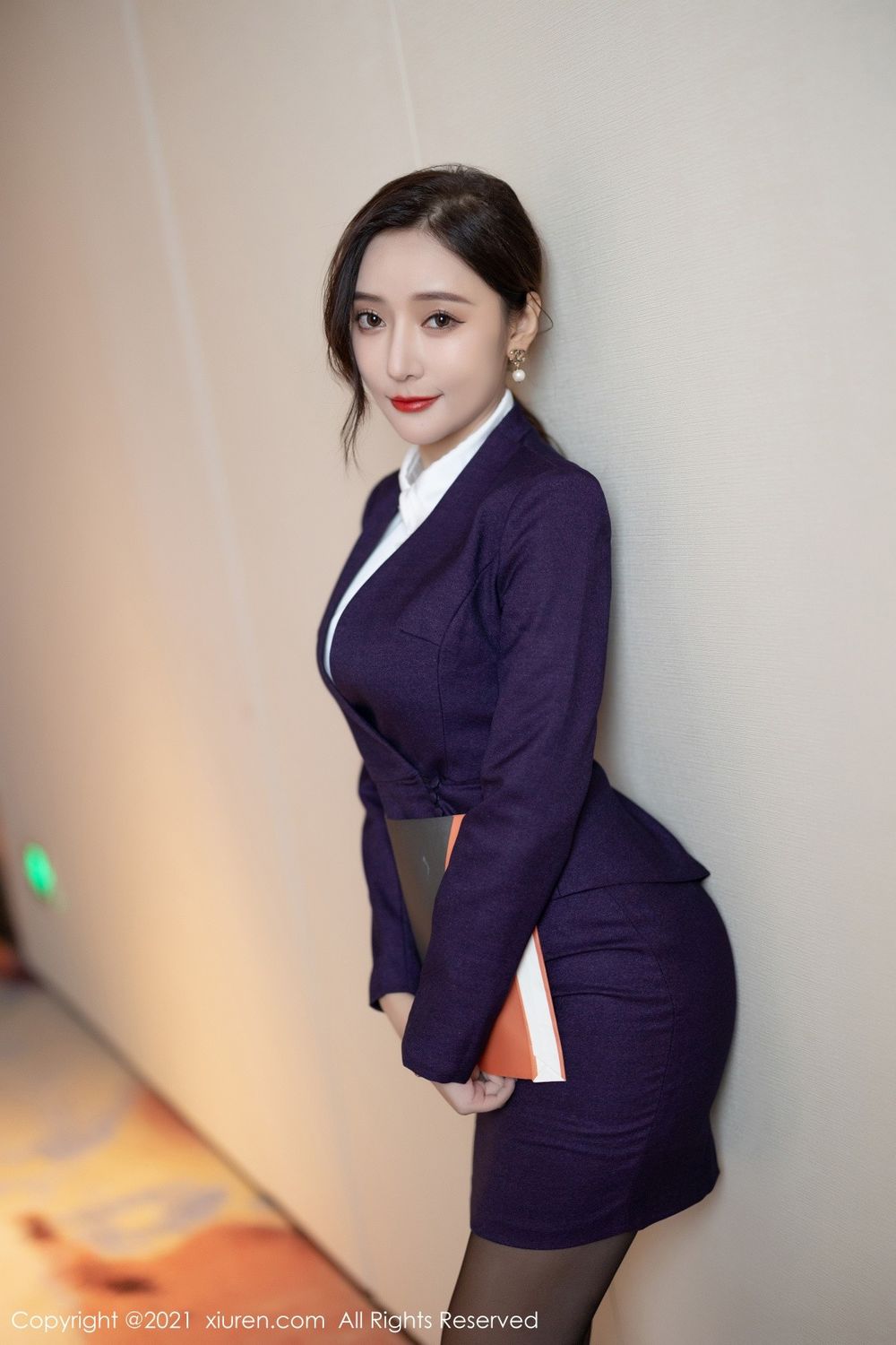 秀人网性感女神王馨瑶yanni黑丝美腿职业装OL系列撩人写真