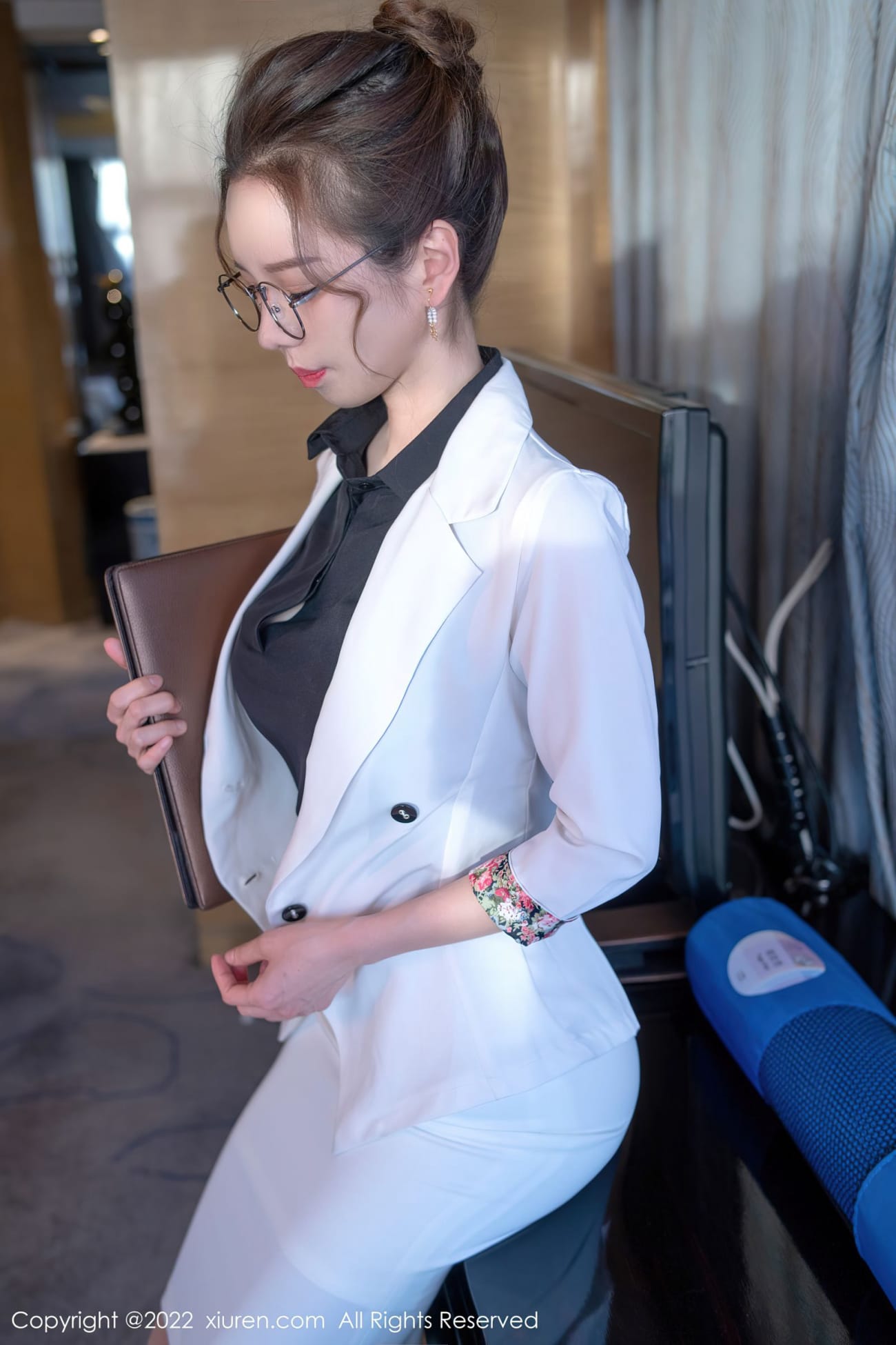 秀人网美女模特大美媚京修长美腿白色服饰职场OL性感写真