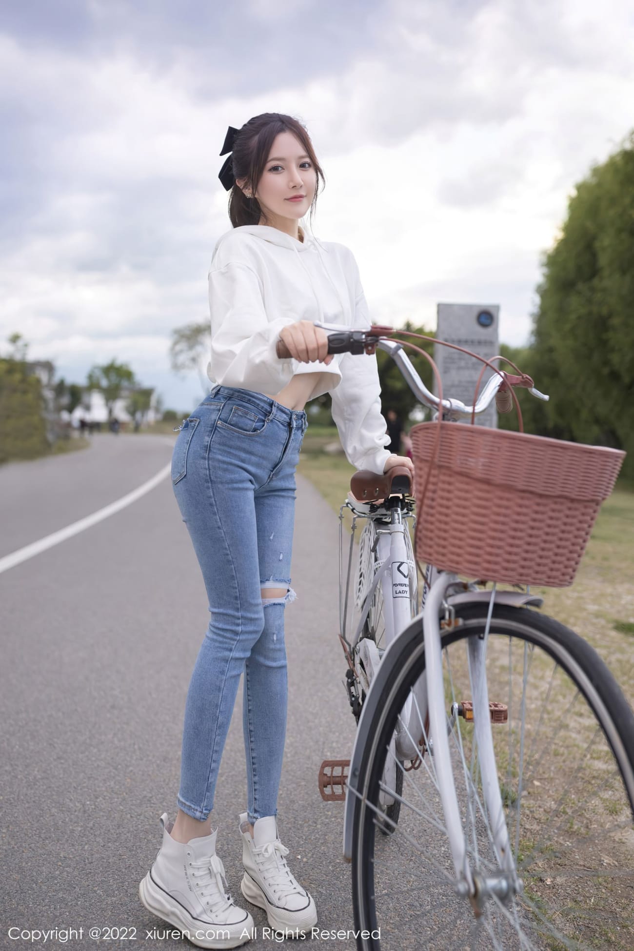 秀人网美女模特鱼子酱Fish白色上衣搭配蓝色牛仔裤轻透旅拍