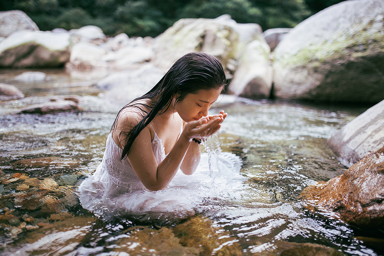 清新夏日溪边湿身的美女