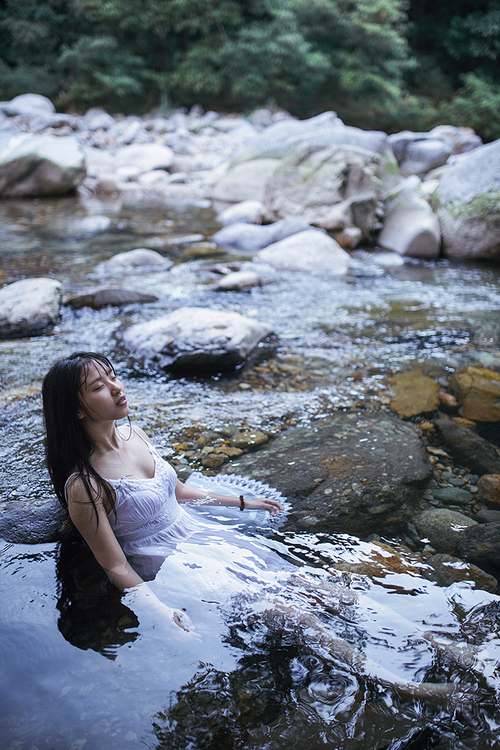 清新夏日溪边湿身的美女