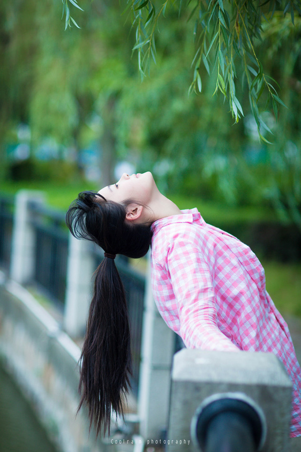 粉红可爱清纯少女校园写真