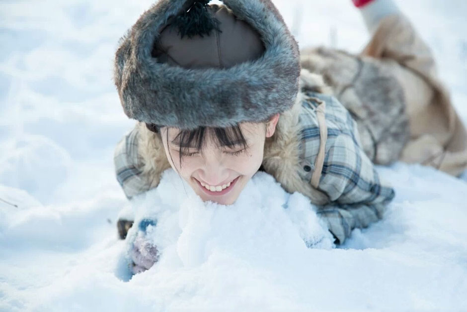 郑伊雪地写真大展迷人笑容