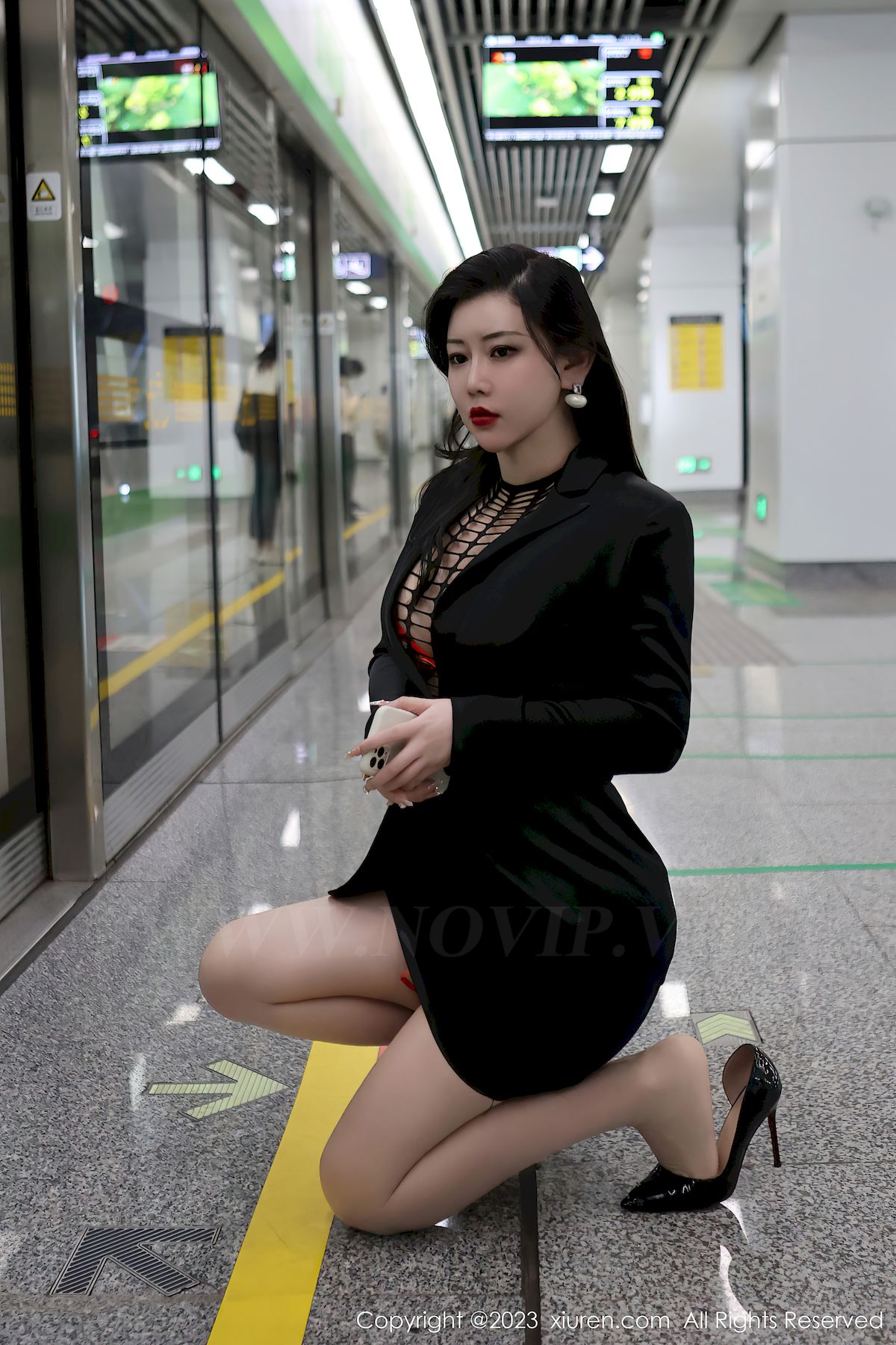 秀人网美女模特王婉悠Queen浅黑色OL服饰高挑身姿写真